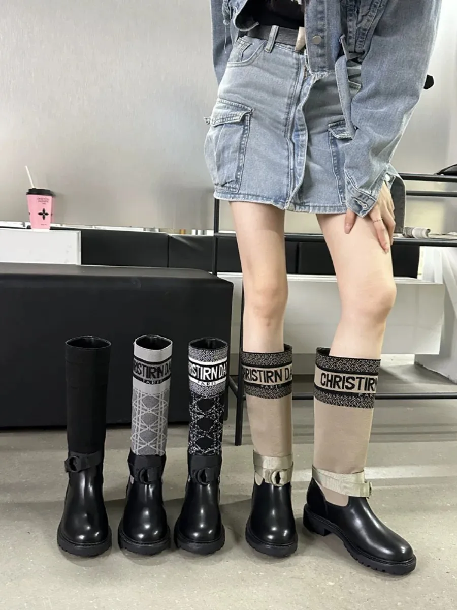 👟👟Ex-factory price 560👟👟 Dior color-blocking new boots for autumn and winter, the latest electric embroidery color-blocking letter logo for autumn and winter, round-toe high-top knight boots for women, Material: first-layer cowhide stitched with electric embroidery fabric, sheepskin lining for feet, original molded TPU outsole Size: 35-40 yards